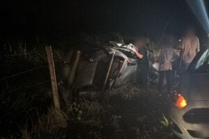 Carro capotado após gravíssimo acidneten na PR-482, em Nova Olímpia.