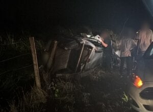 Carro capotado após gravíssimo acidneten na PR-482, em Nova Olímpia.