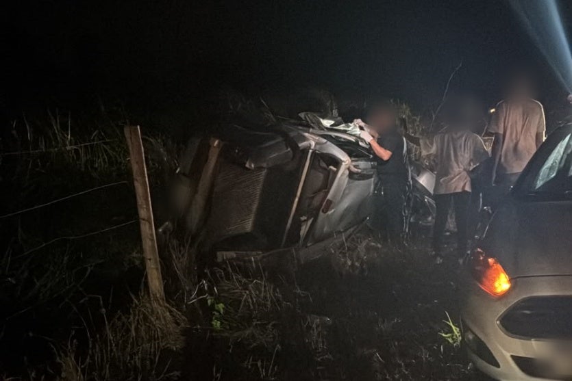 Carro capotado após gravíssimo acidneten na PR-482, em Nova Olímpia.