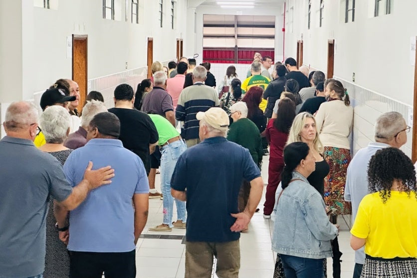 Votação no colégio eleitoral da Unipar Campus II, em Umuarama. com eleitores.