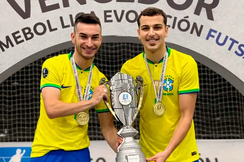 Capinha e Léo Brandão, do Umuarama Futsal, são campeões com a Seleção Brasileira