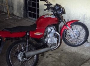 Moto apreendida com condutor em fuga em Umuarama.