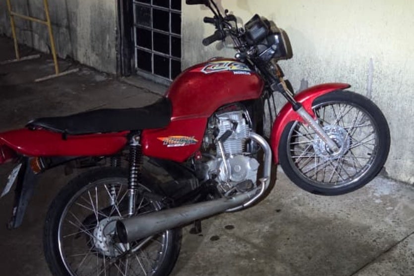 Moto apreendida com condutor em fuga em Umuarama.