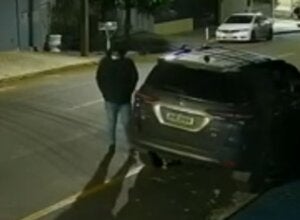 Furto de Hilux capturado por câmeras de segurança e divulgado pela PCPR.