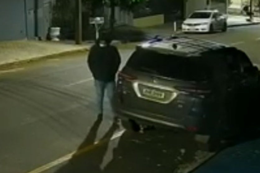 Furto de Hilux capturado por câmeras de segurança e divulgado pela PCPR.