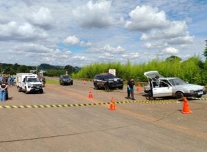 Equipes atendendo ocorrência de corpo decapitado encontrado em porta-malas em Marmeleiro.