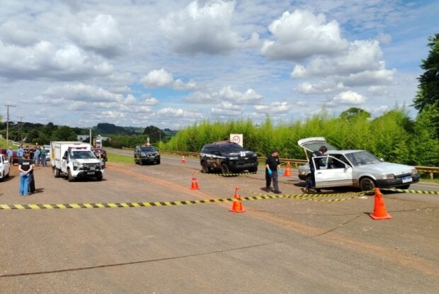 Equipes atendendo ocorrência de corpo decapitado encontrado em porta-malas em Marmeleiro.