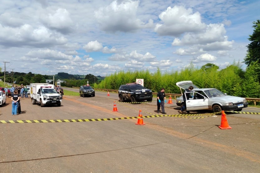 Equipes atendendo ocorrência de corpo decapitado encontrado em porta-malas em Marmeleiro.