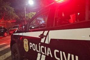 Foto da lateral de uma viatura da Polícia Civil em Cruzeiro do Oeste.