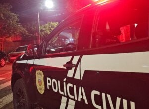 Foto da lateral de uma viatura da Polícia Civil em Cruzeiro do Oeste.