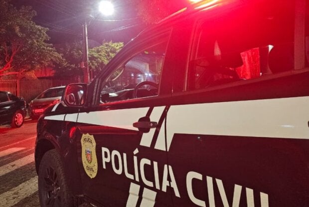 Foto da lateral de uma viatura da Polícia Civil em Cruzeiro do Oeste.