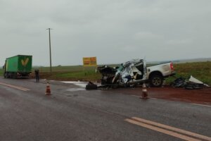 Caminhonete 210 destruída após grave acidente na PR-239.