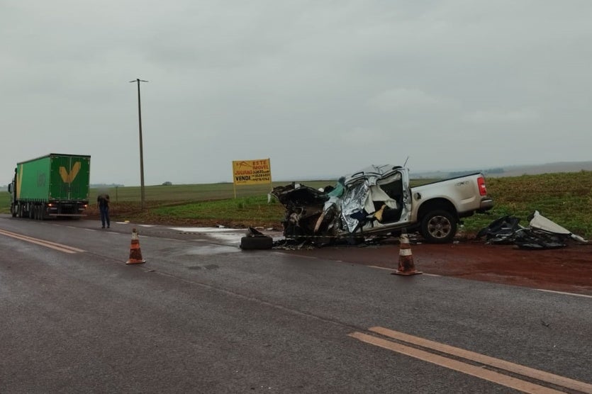 Caminhonete 210 destruída após grave acidente na PR-239.