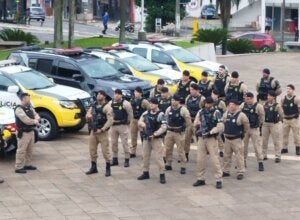 Policiais militares reunidos na Praça Santos Dumont durante o lançamento da Operação Força Total.
