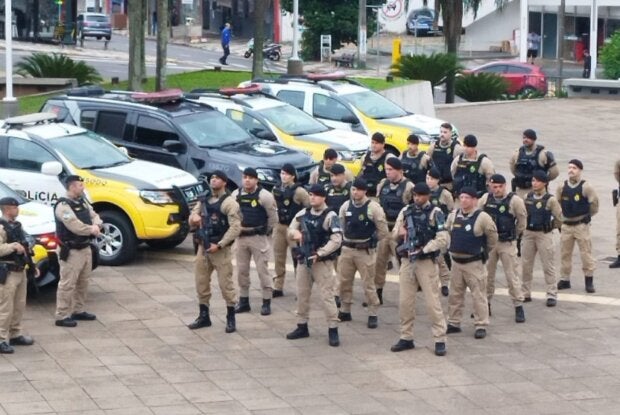 Policiais militares reunidos na Praça Santos Dumont durante o lançamento da Operação Força Total.