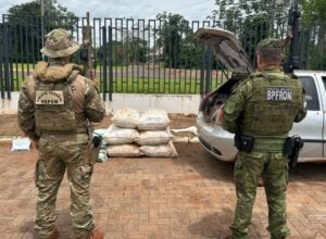 Policiais do BPFron e do Nepom juntos ao contrabando de agrotóxicos e cigarros apreendido em Guaíra.