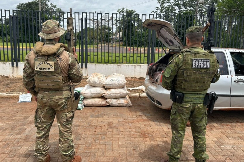 Policiais do BPFron e do Nepom juntos ao contrabando de agrotóxicos e cigarros apreendido em Guaíra.
