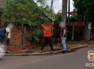 Suspeitos sendo abordados e detidos em Umuarama.