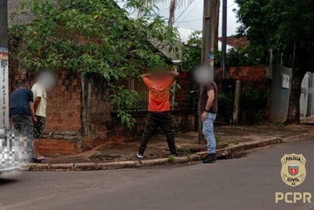Suspeitos sendo abordados e detidos em Umuarama.