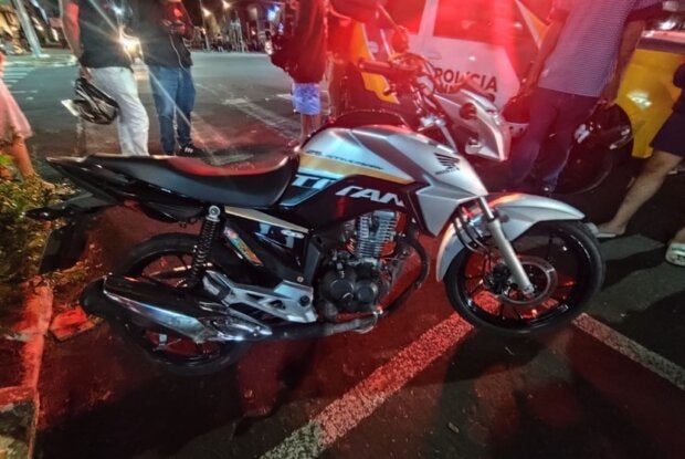 Moto atingida por automóvel em semáforo da avenida Paraná, em Umuarama.
