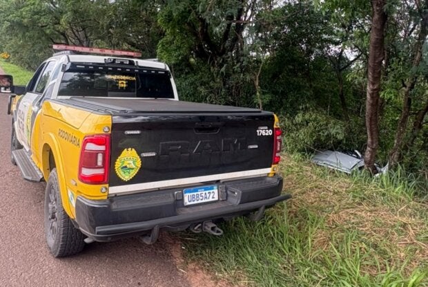 Carro que caiu em barranco após bater em árvore às margens da PR-323.