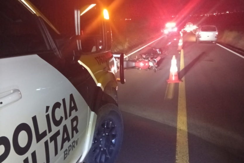 Acidente na PR-558 que matou motociclista, sendo atendido pela PRE.