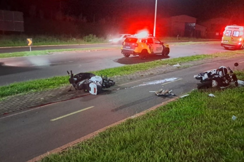 Colisão de dois veículos autopropelidos na avenida Portugal, em Umuarama.